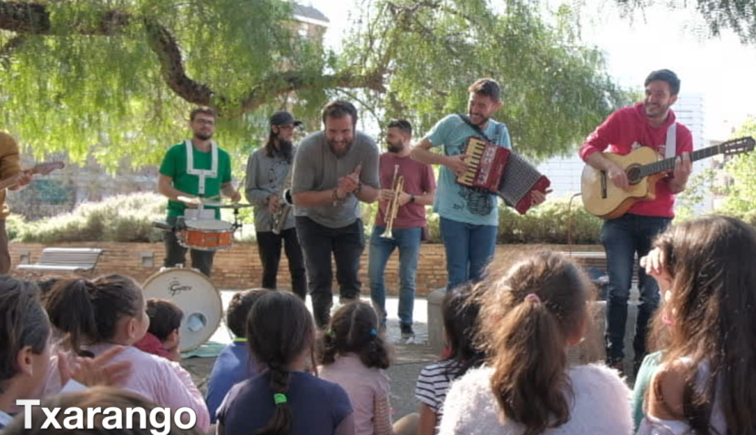Tràiler. Documental Gavina. Fent volar els infants del Raval i del món